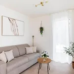 Regalia - Free Parking Apartment