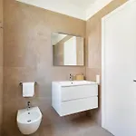 Regalia - Free Parking Apartment