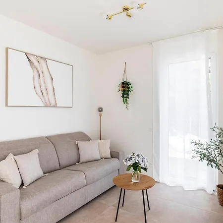 Regalia - Free Parking Apartment