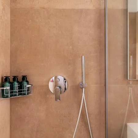 Regalia - Free Parking Apartment