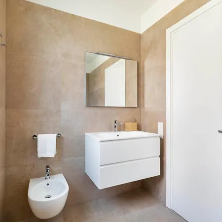 Regalia - Free Parking Apartment